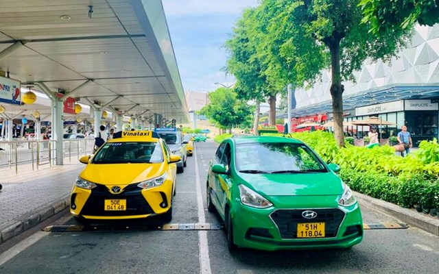 Thu hồi quyết định thu th&ecirc;m ph&iacute; taxi ở s&acirc;n bay T&acirc;n Sơn Nhất.