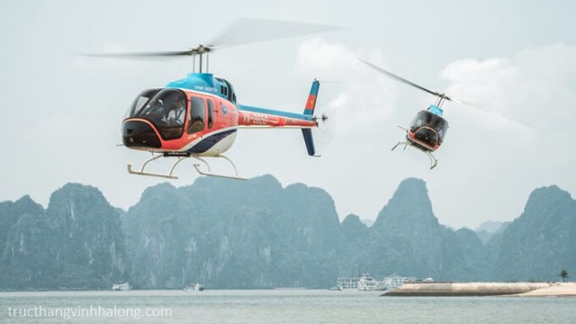 Những m&aacute;y bay trực thăng vận tải h&agrave;nh kh&aacute;ch thăm vịnh Hạ Long (Ảnh được đăng tải tr&ecirc;n hệ thống dịch vụ b&aacute;n v&eacute; của doanh nghiệp - B&aacute;o Giao th&ocirc;ng).