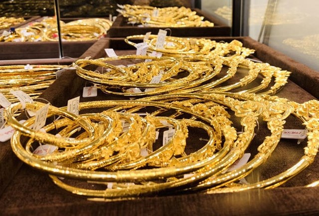 Gi&aacute; v&agrave;ng lập kỷ lục, neo ở ngưỡng 118 triệu đồng/lượng.