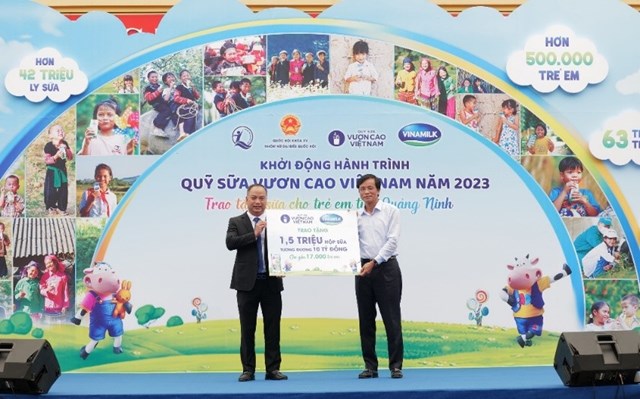 L&atilde;nh đạo Quỹ BTTEVN đ&oacute;n nhận 1,5 triệu hộp sữa m&agrave; Vinamilk ủng hộ cho Quỹ sữa Vươn cao Việt Nam năm 2023