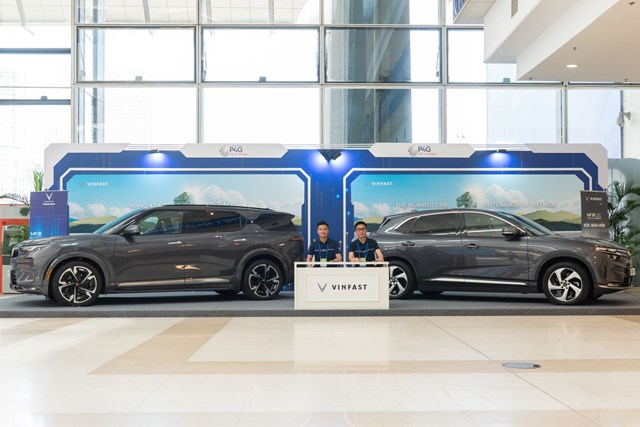 Cận cảnh d&#224;n xe điện đưa đ&#243;n kh&#225;ch VIP tại Hội nghị Thượng đỉnh P4G - Ảnh 5
