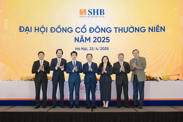 Cổ đ&ocirc;ng tin tưởng đồng h&agrave;nh c&ugrave;ng ban l&atilde;nh đạo SHB bứt ph&aacute; vươn tầm trong kỷ nguy&ecirc;n mới.