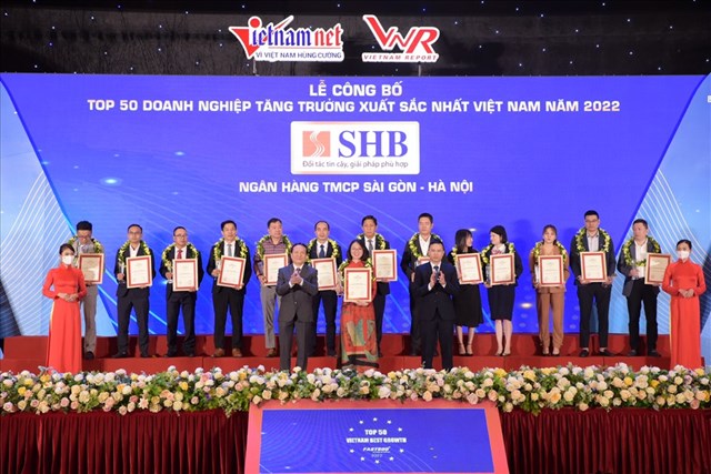 Đại diện Ng&acirc;n h&agrave;ng SHB nhận Giải thưởng Top 50 Doanh nghiệp tăng trưởng xuất sắc nhất Việt Nam 2022 (Top 50 Vietnam The Best Growth 2022).