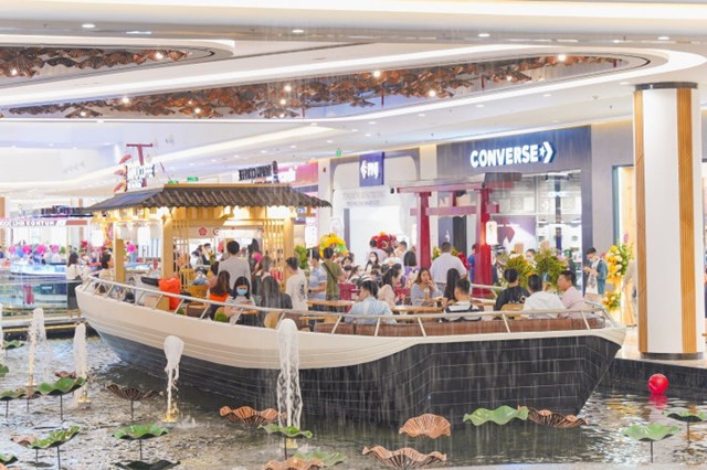 Vincom Mega Mall Smart City thu h&uacute;t đ&ocirc;ng đảo kh&aacute;ch h&agrave;ng mua sắm, vui chơi v&agrave; trải nghiệm ngay trong s&aacute;ng khai trương &nbsp;
