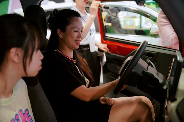 &#39;Phủ Xanh, Sống Chất&#39; rầm rộ khắp 30 tỉnh th&#224;nh, h&#224;ng ngh&#236;n người h&#224;o hứng trải nghiệm xe điện VinFast - Ảnh 3