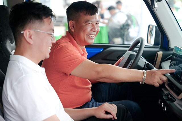&#39;Phủ Xanh, Sống Chất&#39; rầm rộ khắp 30 tỉnh th&#224;nh, h&#224;ng ngh&#236;n người h&#224;o hứng trải nghiệm xe điện VinFast - Ảnh 5