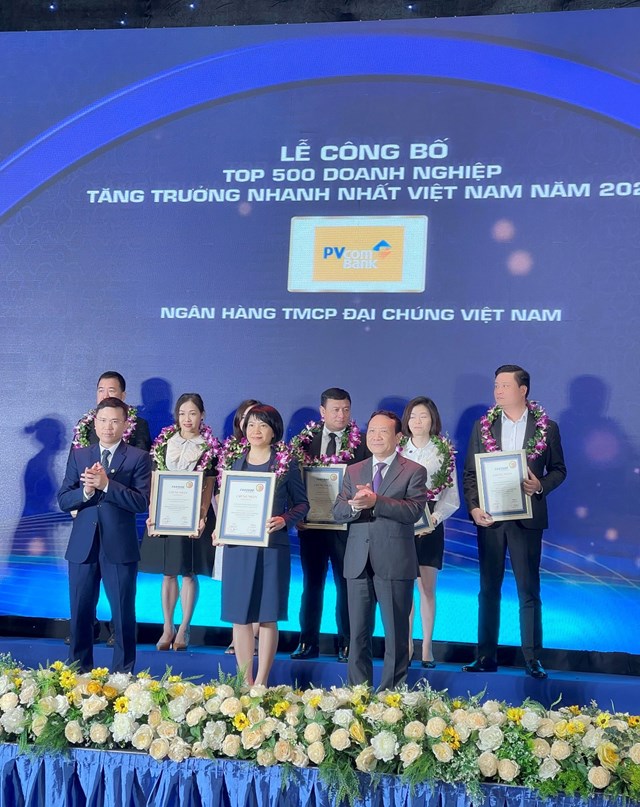 PVcomBank được vinh danh tại Lễ c&ocirc;ng bố Top 500 Doanh nghiệp tăng trưởng nhanh nhất Việt Nam năm 2021