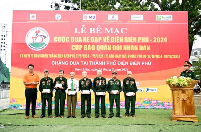 &nbsp;&Ocirc;ng Vũ Mạnh Qu&yacute; &ndash; Gi&aacute;m đốc SHB Sơn La (ngo&agrave;i c&ugrave;ng b&ecirc;n tr&aacute;i) đại diện ng&acirc;n h&agrave;ng trực tiếp thăm hỏi v&agrave; tri &acirc;n tới c&aacute;c Cựu chiến binh.