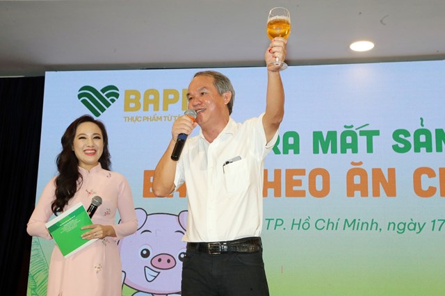Bầu Đức n&oacute;i về sản phẩm heo ăn chuối trong lễ ra mắt thương hiệu BAPI.