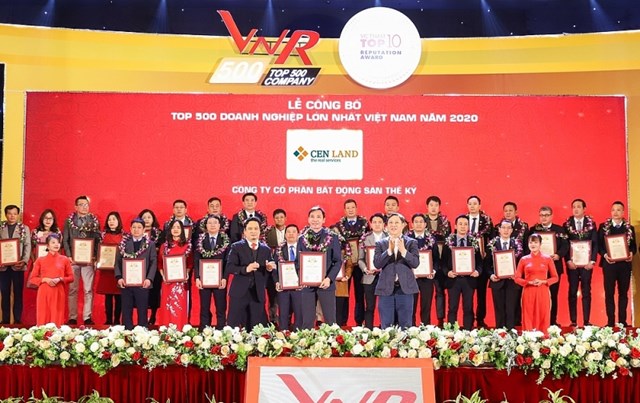 &Ocirc;ng Chu Hữu Chiến - Tổng gi&aacute;m đốc, đại diện Cen Land nhận giải thưởng &ldquo;Top 500 Doanh nghiệp lớn nhất Việt Nam&rdquo; năm 2020. &nbsp;