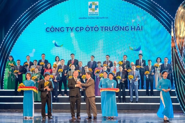 Tổng Gi&aacute;m đốc THACO Phạm Văn T&agrave;i nhận danh hiệu Thương hiệu Quốc gia 2020. &nbsp;