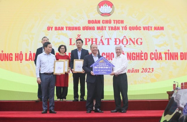 &Ocirc;ng Nguyễn Tất Thắng (đứng giữa, h&agrave;ng tr&ecirc;n), Chủ tịch HĐQT Tập đo&agrave;n T&amp;T Group trao tặng ủng hộ 100 ng&ocirc;i nh&agrave; (tương đương với 5 tỷ đồng) hỗ trợ cho hộ ngh&egrave;o tỉnh Điện Bi&ecirc;n.