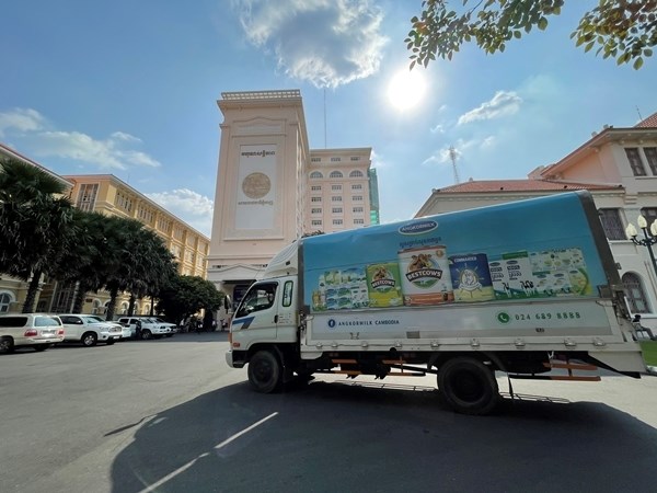 C&aacute;c chuyến xe của Angkormilk kịp thời mang sữa đến c&aacute;c &ldquo;v&ugrave;ng đỏ&rdquo; tại Thủ đ&ocirc; Phnom Penh &nbsp;