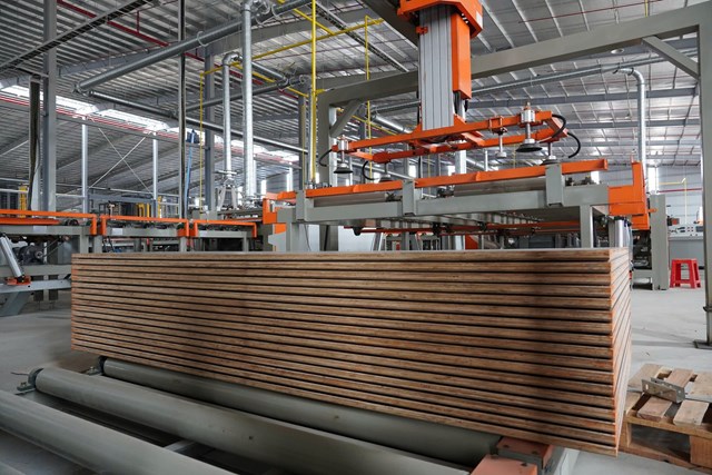 &nbsp;H&ograve;a Ph&aacute;t đầu tư d&acirc;y chuyền sản xuất v&aacute;n hiện đại nhất&nbsp; &nbsp;