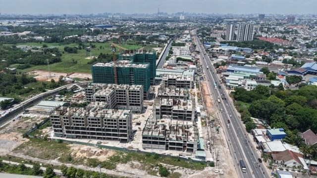Đến th&aacute;ng 4/2025, dự &aacute;n Astral City ch&iacute;nh thức đổi t&ecirc;n th&agrave;nh La Pura, do C&ocirc;ng ty Realty Holdings l&agrave;m nh&agrave; ph&aacute;t triển, phối hợp tư vấn chiến lược từ Big Four v&agrave; hỗ trợ t&agrave;i ch&iacute;nh từ VPBank.