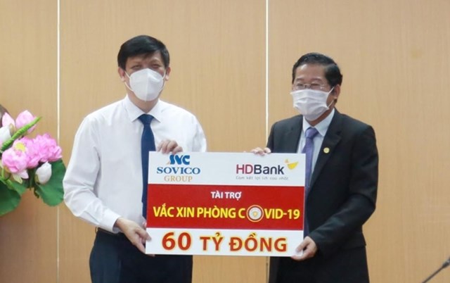 &Ocirc;ng Phạm Quốc Thanh &ndash; Tổng Gi&aacute;m đốc HDBank đ&atilde; trao nguồn kinh ph&iacute; 60 tỷ đồng mua vaccine ph&ograve;ng COVID-19 cho đại diện Bộ Y tế. &nbsp;