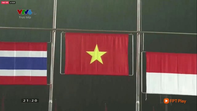 L&aacute; cờ Việt Nam được giương cao sau chiến thắng tại s&acirc;n Mỹ Đ&igrave;nh&nbsp;