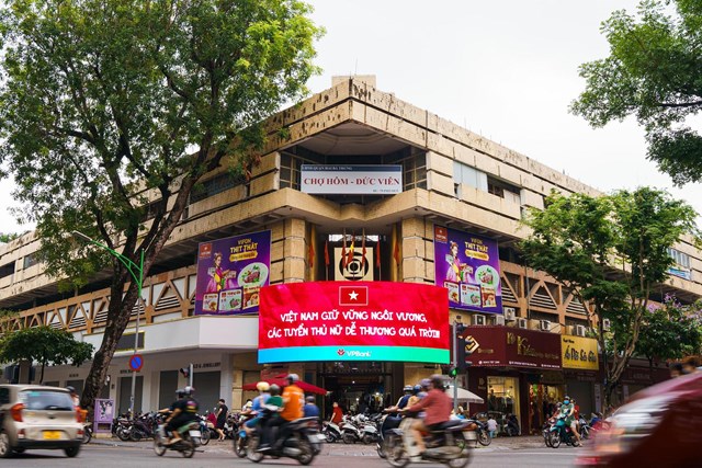 "Slogan" chiến thắng chụp tại ng&atilde; tư Chợ H&ocirc;m, H&agrave; Nội &nbsp;