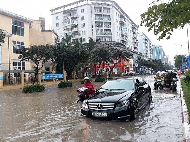 Sau trận mưa lớn ng&agrave;y h&ocirc;m qua tại H&agrave; Nội, nhiều xe &ocirc; t&ocirc; đ&atilde; bị ngập nước, chết m&aacute;y giữa đường