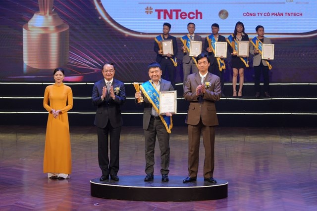 Đại diện&nbsp;TNTech nhận giải thưởng Sao Khu&ecirc; 2023