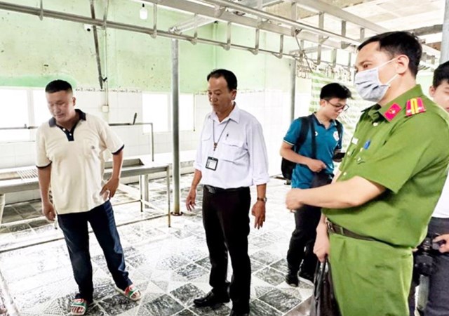 Đo&agrave;n li&ecirc;n ng&agrave;nh kiểm tra tại l&ograve; giết mổ gia s&uacute;c Dững Nga tại x&atilde; Thạnh H&ograve;a, huyện Phụng Hiệp v&agrave;o s&aacute;ng 2/6/2025.