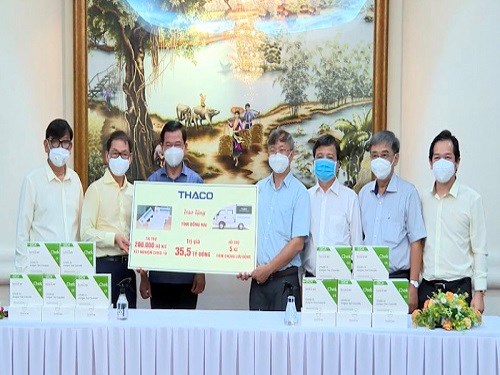 L&atilde;nh đạo tỉnh Đồng Nai tiếp nhận bảng tượng trưng trao trang thiết bị y tế do C&ocirc;ng ty cổ phần &ocirc; t&ocirc; Trường Hải ủng hộ.