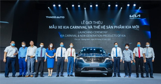 C&aacute;c đại diện Thaco v&agrave; mẫu xe Kia Carnival trong lễ ra mắt. &nbsp;