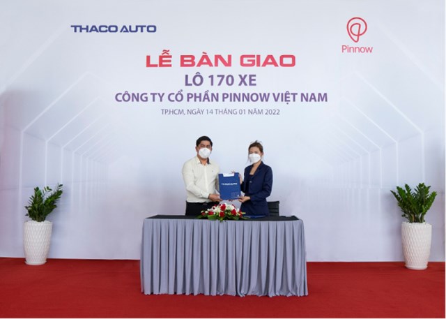 diện Thaco Auto (b&ecirc;n tr&aacute;i) v&agrave; Pinnow Việt Nam tại lễ b&agrave;n giao. Ảnh: Thaco Auto &nbsp;
