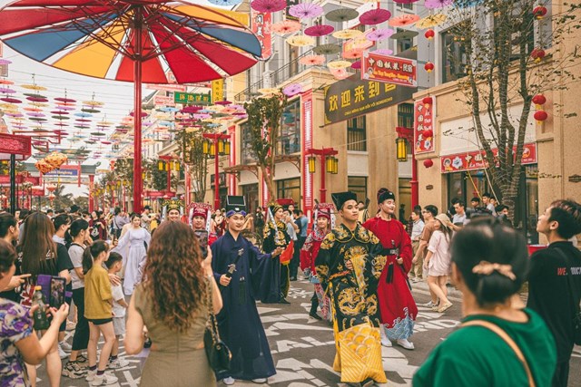 Biển người đổ về ph&#237;a đ&#244;ng H&#224; Nội kh&#225;m ph&#225; ‘Hong Kong thu nhỏ’ - Ảnh 2