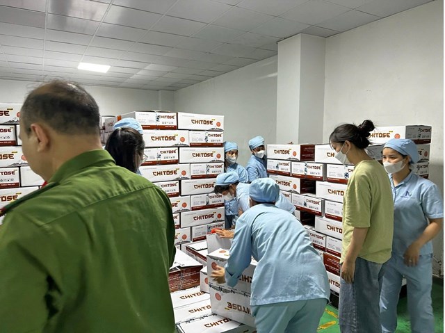 Lực lượng chức năng kh&aacute;m x&eacute;t kho h&agrave;ng của C&ocirc;ng ty Z Holding (Ảnh: C&ocirc;ng an cung cấp).