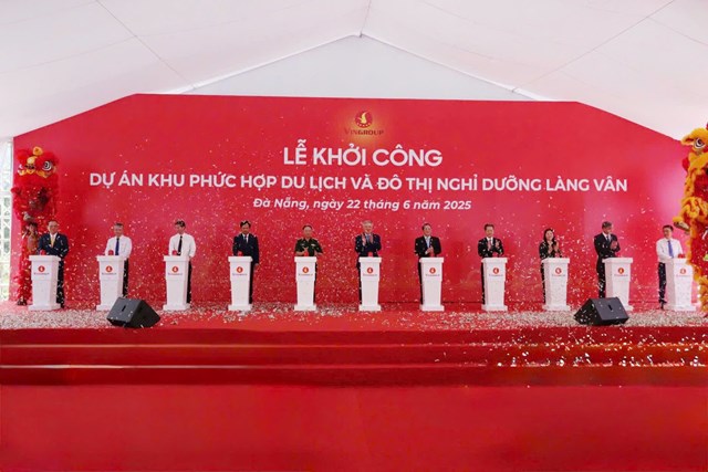 Ph&oacute; Thủ tướng thường trực Nguyễn Ho&agrave; B&igrave;nh c&ugrave;ng c&aacute;c đại biểu bấm n&uacute;t khởi c&ocirc;ng Khu phức hợp du lịch v&agrave; đ&ocirc; thị nghỉ dưỡng L&agrave;ng V&acirc;n &nbsp;