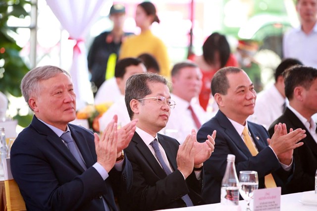 Ủy vi&ecirc;n Bộ Ch&iacute;nh trị, Ph&oacute; Thủ tướng Thường trực Ch&iacute;nh phủ Nguyễn H&ograve;a B&igrave;nh (ngo&agrave;i c&ugrave;ng b&ecirc;n tr&aacute;i), &ocirc;ng Nguyễn Văn Quảng, B&iacute; thư Th&agrave;nh ủy Đ&agrave; Nẵng (thứ 2 từ tr&aacute;i qua) tham dự sự kiện