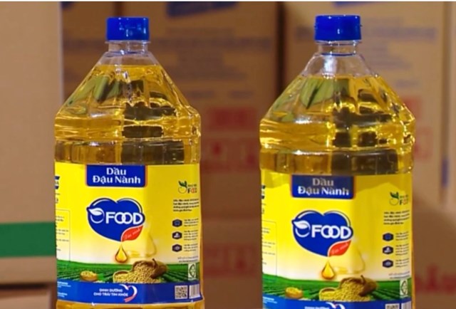 Dầu đậu n&agrave;nh Ofood của C&ocirc;ng ty Nhật Minh Food vừa được cơ quan chức năng x&aacute;c định l&agrave;m từ dầu ăn d&agrave;nh cho thức ăn chăn nu&ocirc;i - Ảnh: VTV