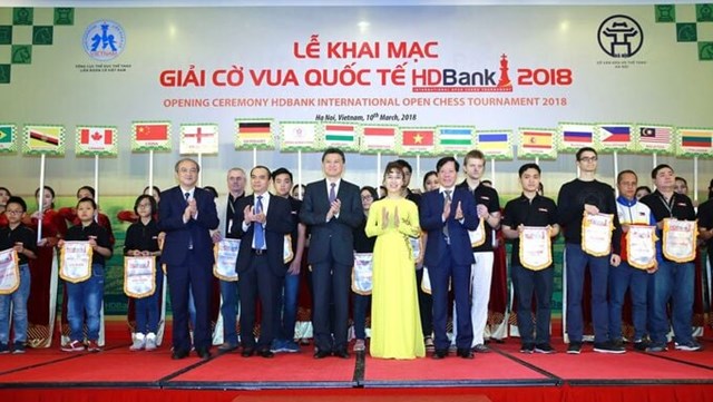 Chiến lược thực thi ESG tại HDBank mở rộng hoạt động đầu tư, đồng h&agrave;nh trong c&aacute;c lĩnh vực Văn h&oacute;a - Thể thao, Gi&aacute;o dục, Y tế, Cơ sở hạ tầng nh&agrave; ở - Giao th&ocirc;ng... Qua đ&oacute; g&oacute;p phần c&ugrave;ng tr&iacute; tuệ, t&agrave;i năng của Việt Nam vươn tầm thế giới như với cờ vua, b&oacute;ng đ&aacute; futsal...