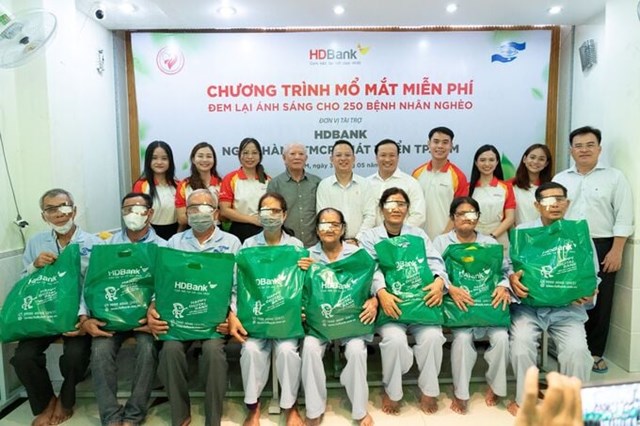 HDBank tiếp tục trao tặng Hội Bảo trợ Bệnh nhân nghèo TP. Hồ Chí Minh kinh phí thực hiện 2.500 ca phẫu thuật mắt trong năm 2024 cho bà con nghèo.  