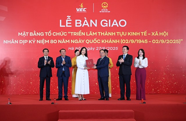 Nghi thức b&agrave;n giao mặt bằng tổ chức "Triển l&atilde;m th&agrave;nh tựu kinh tế - x&atilde; hội nh&acirc;n dịp kỷ niệm 80 năm ng&agrave;y Quốc kh&aacute;nh" dưới sự chứng kiến của Ph&oacute; Thủ tướng Mai Văn Ch&iacute;nh, Trưởng Ban Chỉ đạo triển l&atilde;m, v&agrave; Bộ trưởng Bộ Văn h&oacute;a, Thể thao v&agrave; Du lịch Nguyễn Văn H&ugrave;ng, Trưởng Ban tổ chức triển l&atilde;m.