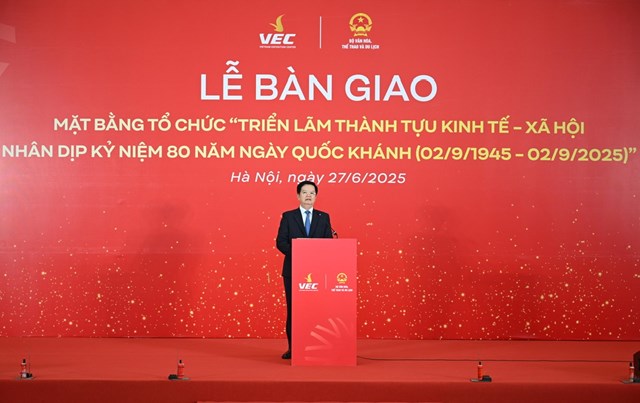 Ph&oacute; thủ tướng Mai Văn Ch&iacute;nh, Trưởng Ban Chỉ đạo Triển l&atilde;m biểu dương Tập đo&agrave;n Vingroup đ&atilde; triển khai thi c&ocirc;ng thần tốc, vượt tiến độ đề ra.