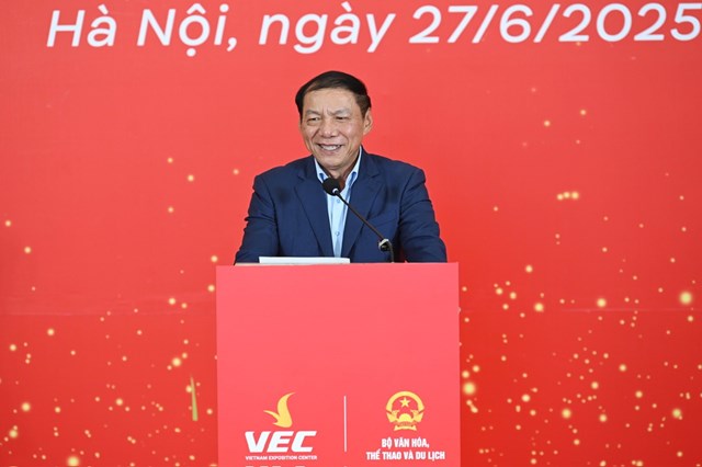 Bộ trưởng Bộ Văn h&oacute;a, Thể thao v&agrave; Du lịch Nguyễn Văn H&ugrave;ng, Trưởng Ban tổ chức triển l&atilde;m đ&aacute;nh gi&aacute; cao những nỗ lực kh&ocirc;ng ngừng nghỉ của Tập đo&agrave;n Vingroup để c&oacute; một c&ocirc;ng tr&igrave;nh tầm cỡ.