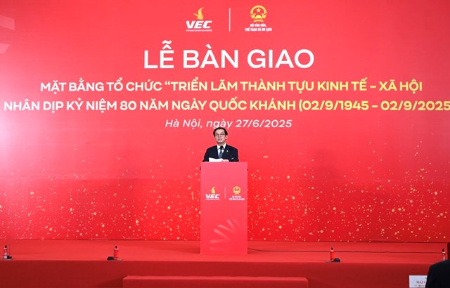 &Ocirc;ng Nguyễn Việt Quang, Ph&oacute; Chủ tịch ki&ecirc;m Tổng Gi&aacute;m đốc Tập đo&agrave;n Vingroup ph&aacute;t biểu b&aacute;o c&aacute;o tại sự kiện