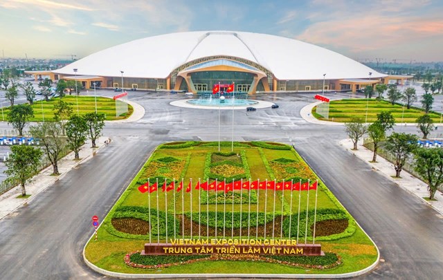 Trung t&acirc;m Triển l&atilde;m Việt Nam (VEC) c&oacute; tổng diện t&iacute;ch 900.000m2, quy m&ocirc; thiết kế l&ecirc;n tới 304.000 m2 diện t&iacute;ch triển l&atilde;m trong nh&agrave;.