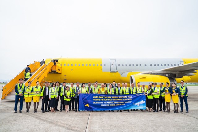 C&aacute;c đại biểu chụp ảnh lưu niệm c&ugrave;ng chiếc m&aacute;y bay Airbus A321 đầu ti&ecirc;n thuộc sở hữu của Vietravel Airlines.