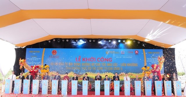 Ph&oacute; Thủ tướng Thường trực Nguyễn Ho&agrave; B&igrave;nh v&agrave; c&aacute;c đại biểu thực hiện nghi thức khởi c&ocirc;ng dự &aacute;n đầu tư x&acirc;y dựng cao tốc Bảo Lộc &ndash; Li&ecirc;n Khương