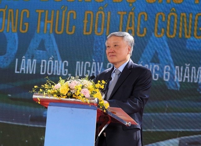 Ph&oacute; Thủ tướng Thường trực Ch&iacute;nh phủ Nguyễn Ho&agrave; B&igrave;nh ph&aacute;t lệnh khởi c&ocirc;ng dự &aacute;n