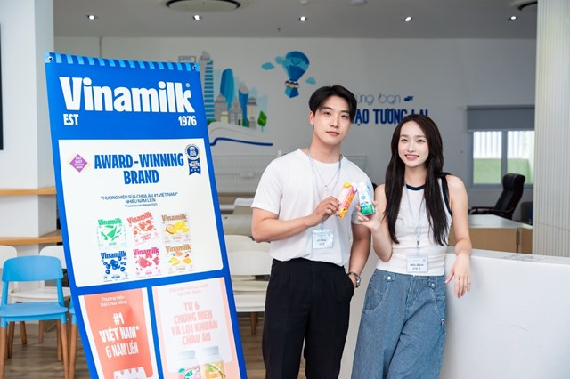 Nữ diễn vi&ecirc;n Diễm Quỳnh c&ugrave;ng bạn học tại workshop &ldquo;Ươm mầm t&agrave;i năng&rdquo;.