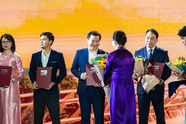 &Ocirc;ng Đỗ Thanh Tuấn &ndash; đại diện Vinamilk (thứ 3 từ tr&aacute;i sang) đại diện Vinamilk nhận hoa v&agrave; thư cảm ơn từ Ban tổ chức DANAFF III (Ảnh: Th&agrave;nh Huy).