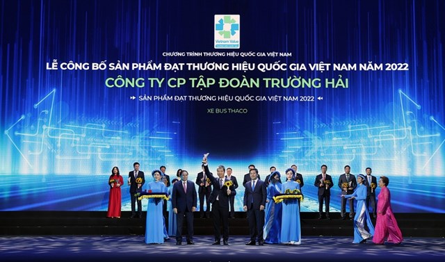 &Ocirc;ng Đ&agrave;m Đ&igrave;nh Th&ocirc;ng - Ph&oacute; TGĐ THACO AUTO phụ tr&aacute;ch miền Bắc nhận danh hiệu Thương hiệu Quốc gia 2022.