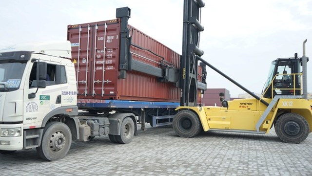 L&ocirc; container đầu ti&ecirc;n được H&ograve;a Ph&aacute;t giao cho kh&aacute;ch h&agrave;ng &nbsp;