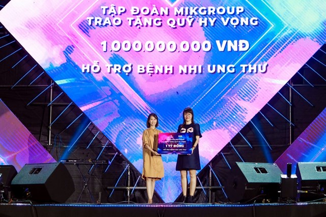 Đại diện MIKGroup (b&ecirc;n phải) trao tặng 1 tỷ đồng cho quỹ HOPE thực hiện chương tr&igrave;nh hỗ trợ bệnh nhi ung thư.