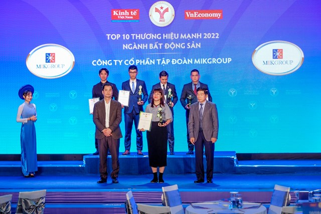 Đại diện MIKGroup nhận giải thưởng tại Lễ c&ocirc;ng bố v&agrave; vinh danh Thương hiệu Mạnh Việt Nam 2022