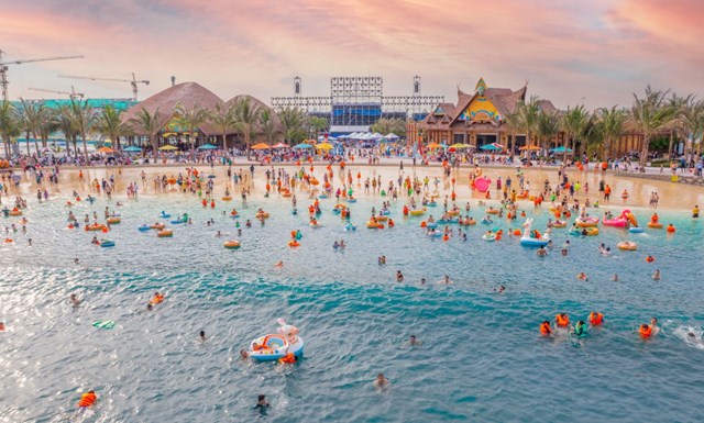 &ldquo;Kỳ quan biển&rdquo; VinWonders Wave Park mang tới kỳ nghỉ dưỡng biển 5 sao ngay ph&iacute;a Đ&ocirc;ng H&agrave; Nội. &nbsp;